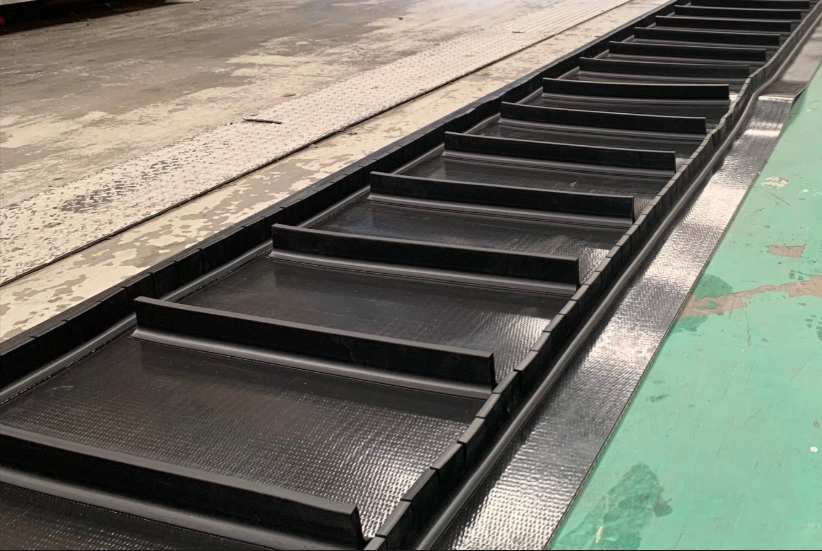 Conveyor Belt with Cleats 2
